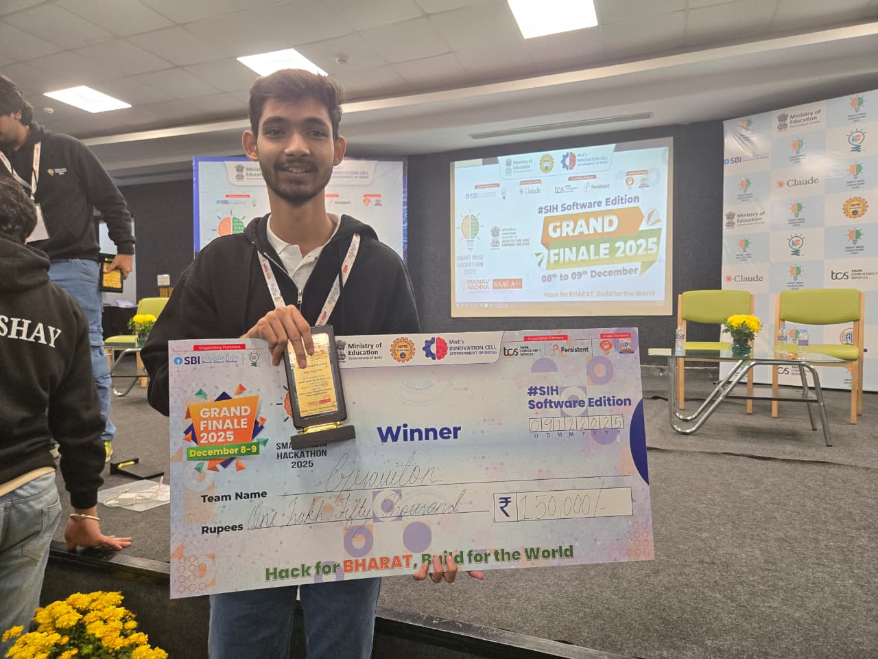 Parag Patil holding the SIH 2025 winner award and cheque